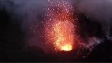 Úžasné zábery s hukot z sopka vybuchne