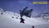 Wingsuit nærhet flyr over skiløpere