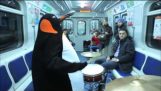 In der Zwischenzeit in einer russischen u-Bahn…