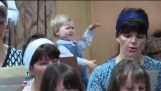 Un bebé dirige el coro
