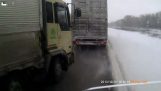 Τρομακτική σύγκρουση φορτηγών στη Ρωσία