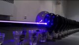 Мощный лазер против 100 воздушных шаров