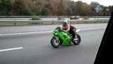 La Dame dodue dans la moto de rue