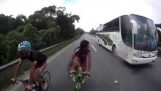 Два велосипедистов с 124 км / ч на шоссе