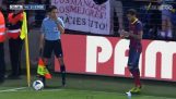 Fans fly banana in Danny Alves – the raises and eats