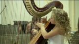 10-rok-starý okúzli hranie harfa