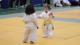 Două fetiţe lupta la Judo