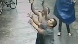 Muž úlovky pádu dítěte z okna v Číně