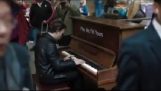 Profesionální pianista na vlakovém nádraží 