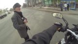 Motoros segít idősek átkelni az úton
