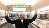 A fost lăsat în pace la aeroport şi transformat propriile clipuri video