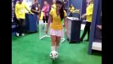 Μια Βραζιλιάνα δείχνει το ταλέντο της στο ποδόσφαιρο