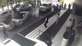 Hotel Parkadoros distrugge una Lamborghini Gallardo