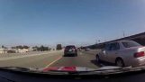 Ηλίθιος οδηγός προσπαθεί να προκαλέσει ατύχημα