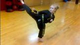 8 - letá dívka v karate demonstrace
