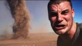 Bláznivý chlap beží do Outback Tornado vziať Selfie