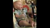 Το μωρό ενθουσιάζεται με το τηλεκοντρόλ