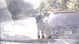 Polizist rettet eine Frau, die ertrinken