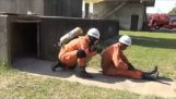 Treinamento com cordas em serviço de bombeiros do Japão