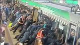 Επιβάτες σηκώνουν το τρένο για να βοηθήσουν ένα συνάνθρωπό τους