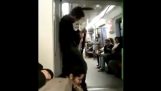 ट्रेन पर पागल संगीतकार