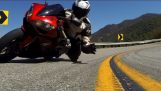 Мотоциклет ездача откъслеци GoPro от улица