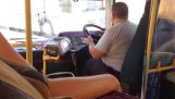 المشكلة مع عجلة القيادة على متن الحافلة