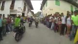 在哥倫比亞的令人興奮摩托車比賽。