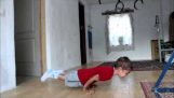 Een 5-jarige jongen doet push ups 90 graden