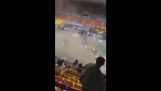 在越南的體育場屋頂坍塌