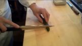 Ιάπωνας σεφ κόβει ένα αγγούρι