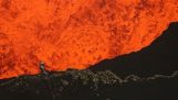 Дослідження в дні кратера активний вулкан