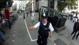 Лондон колоездач, спрян от полицията! (Смешни неща!)