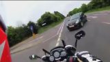 På kameraet at en motorsyklist