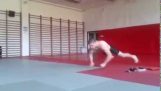 Polski człowiek robi szalony push-up 