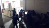 Сім Замасковані чоловіків перед охорона здійснюється Банкомат від будівлі заводу