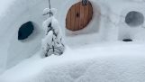 Uma casa de hobbit feita de neve