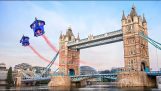 Londra'daki Tower Bridge'i kanat giysisiyle geçin