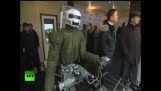 向普京提出軍事機器人騎自行車的人