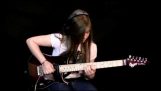 15 roků stará dívka hraje pohodlně ochromený Solo