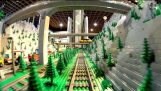 पानी के नीचे दुनिया के साथ विशाल लेगो ट्रेन सिटी