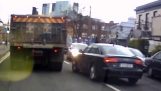 魯莽的司機試圖超車卡車符合正義