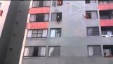 Extreme rescue nainen, joka haluaa hypätä ulos ikkunasta
