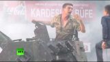 مسؤول في الشرطة التركية يحفظ انقلاب دبابة الجندي من الحشد الغاضب