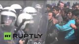 Grecia: Polizia si scontrano con i rifugiati Idomeni come le proteste continuano