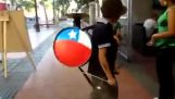 طفل الطبال الشيلي مذهلة أداء في الشارع