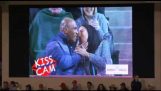 Mike Tyson zachycen na Kiss Cam!