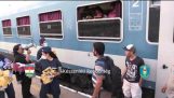 KR 비치 케, 헝가리 – 기차 역. 피난민에 의해 거부 하는 음식과 물 지원