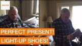 यह पिताजी Ecstatic उसकी नई लाइट अप जूते के बारे में है
