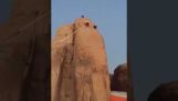 Саудијски ватрогасци спашавају козе које су се заглавиле у високој Великој Стеновитој планини нови 30. март, 2017